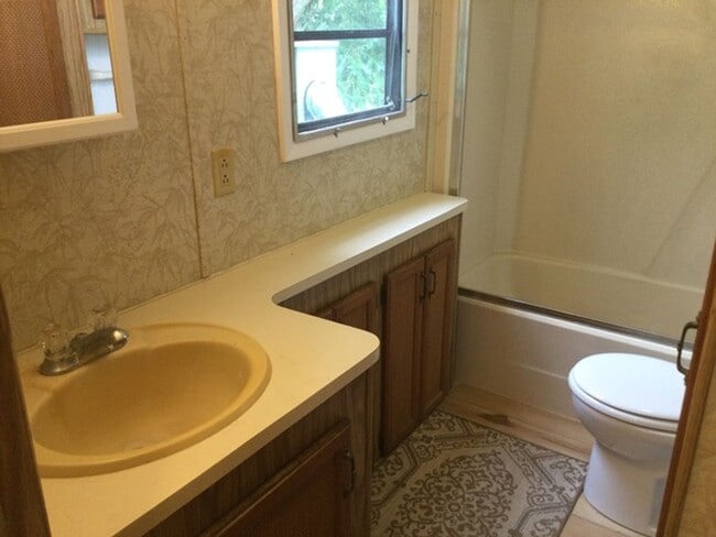 Building Photo - **Price recently lowered** 2 Bed/1 Bth Hom...