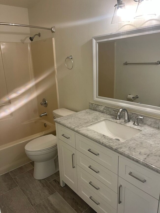 Building Photo - 2 bedroom, 2 bath condo near Greenwood.