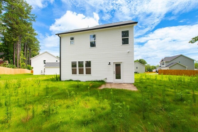 Building Photo - Nearly New 3 Bedroom home minutes to downt...