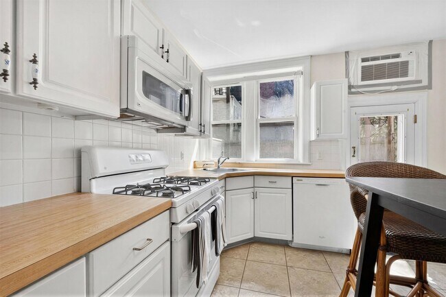 Building Photo - 105 8th St