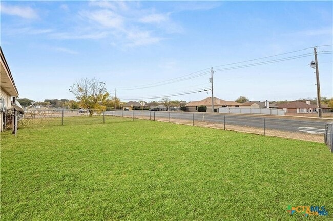 Building Photo - 3210 Raven Dr