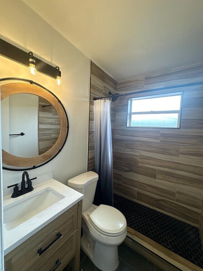 Building Photo - Special Pricing! Beautifully Updated 2-Bedroom Home in Prime Location!