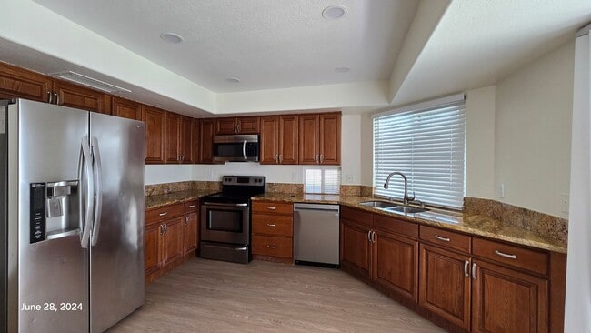 Building Photo - Stunning 3bed/2bath home nestled in a grea...