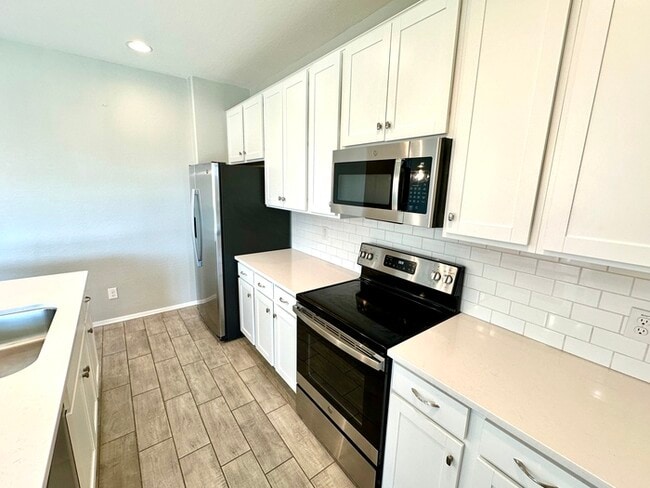 Building Photo - Fantastic 4BR/3BA Richmond American Larimar in Entrada Del Oro! Features white shaker cabinets, q...