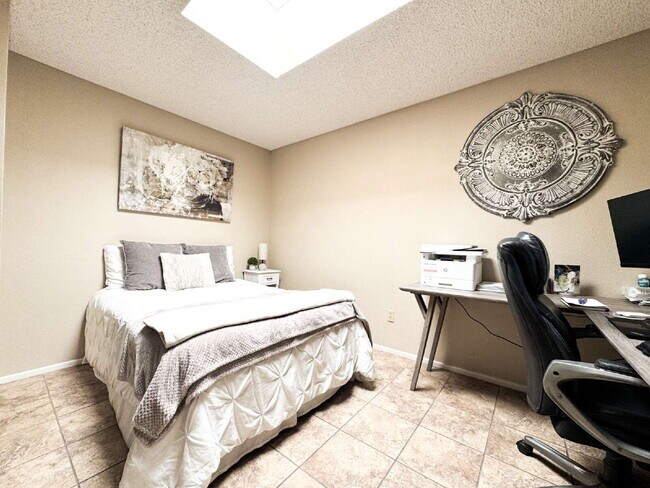 Building Photo - "Well Maintained 3 Bedroom, 2 Bathroom Poo...