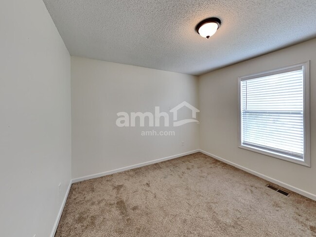 Building Photo - 502 Silver Maple Ln