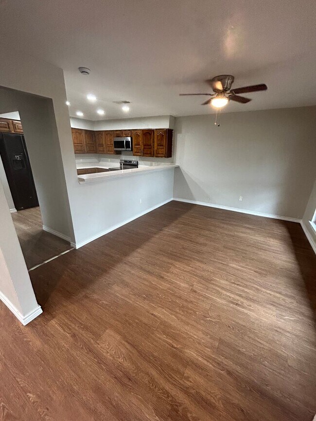 Building Photo - 3425 Courtyard Cir