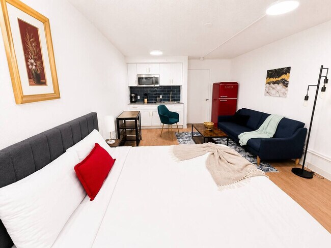 Building Photo - 824 Camino La Costa