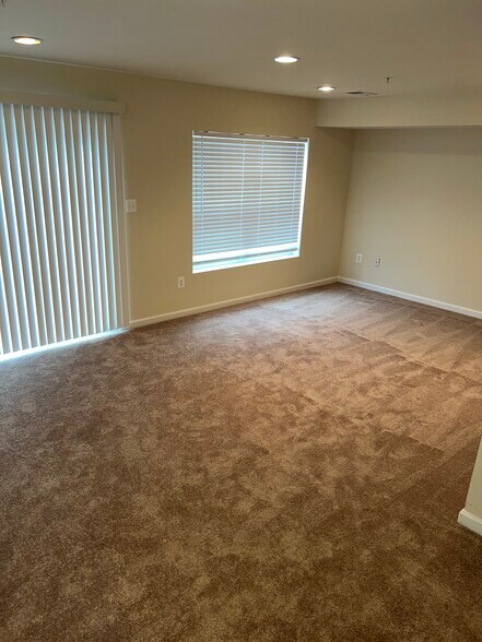 Building Photo - 5 Lookout Dr