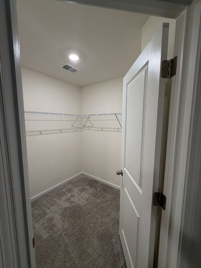 Building Photo - Beautiful 3 Bed / 2.5 Bath Townhome in Foxbank Plantation
