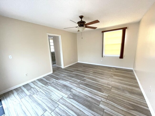 Building Photo - 718 Pine Island Dr
