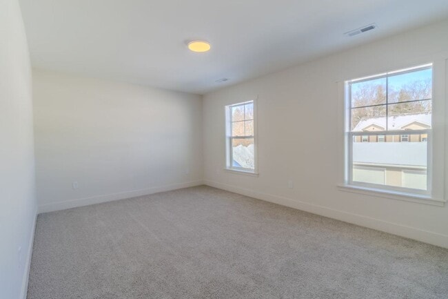 Building Photo - Premiere Place and Premiere Living!