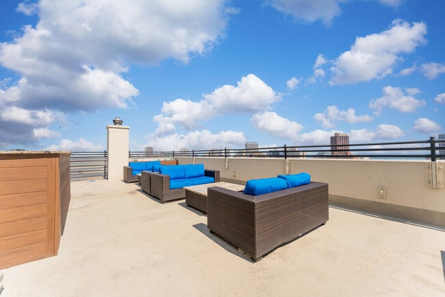 Building Photo - 2754 N Hampden Ct