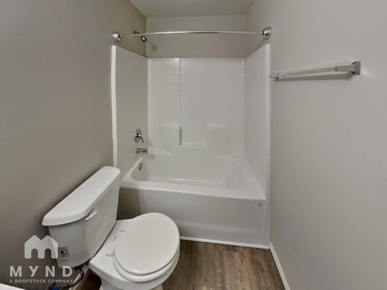 Building Photo - 726 W Lola Dr