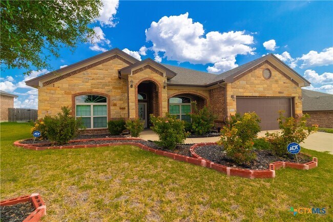 Primary Photo - 2033 Catkins Ln