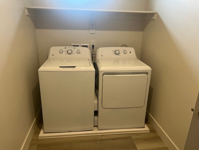 Building Photo - 3 bed | 2.5 bath | 2-car Townhome with Was...