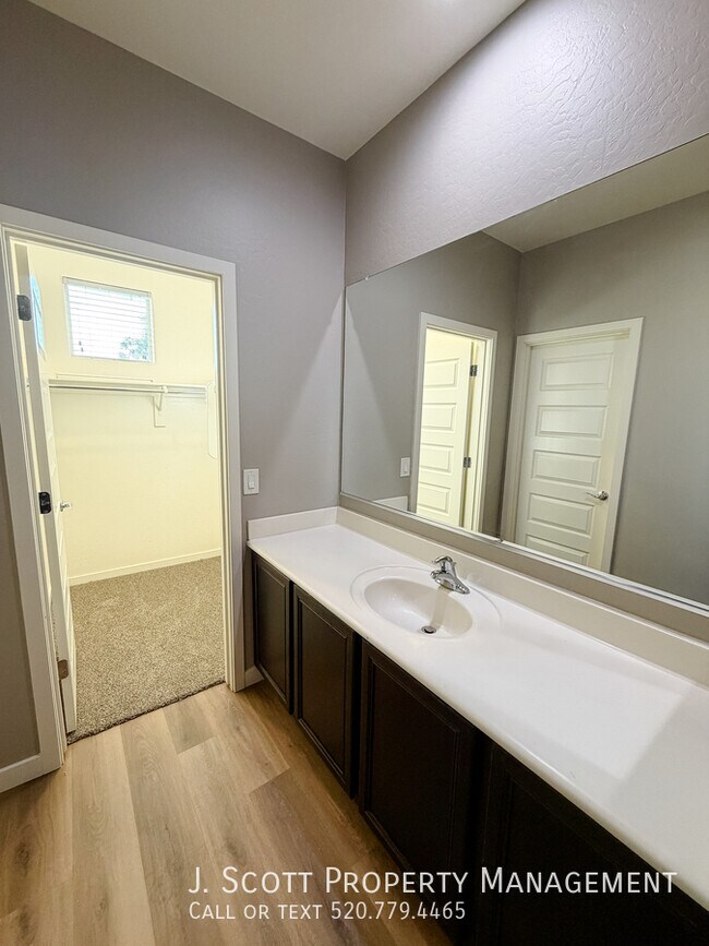 Building Photo - 1270 Carlsbad Dr