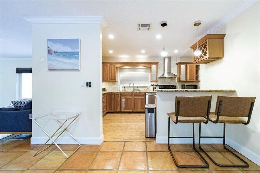 Building Photo - 2101 NE 15th St