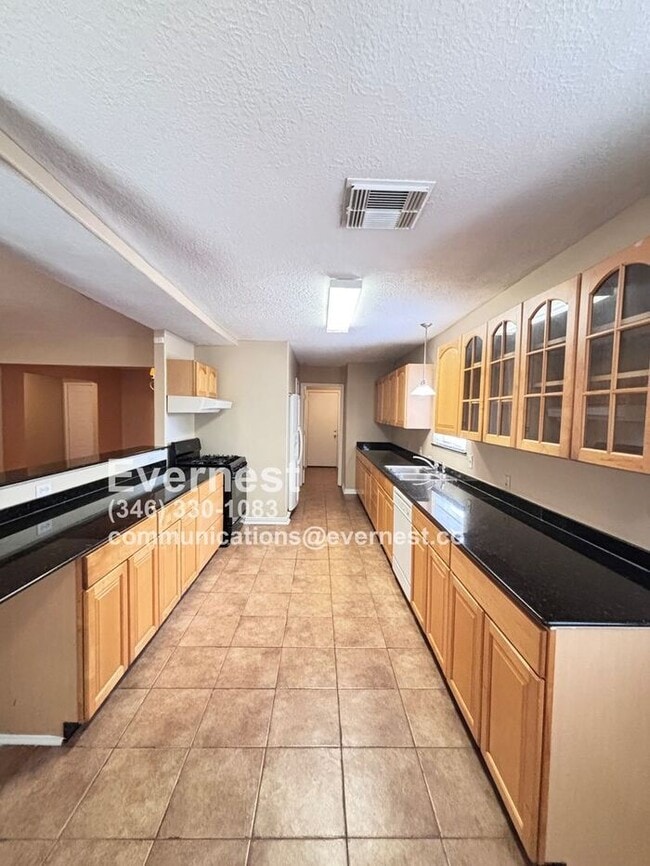 Building Photo - 3-Bedroom, 2-Bath Home in Prime Location /...