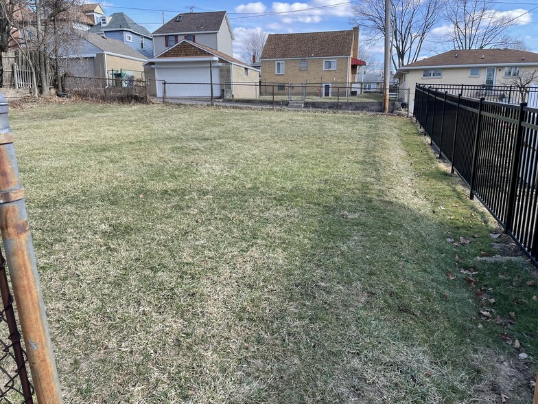 Building Photo - 206 Whipple St