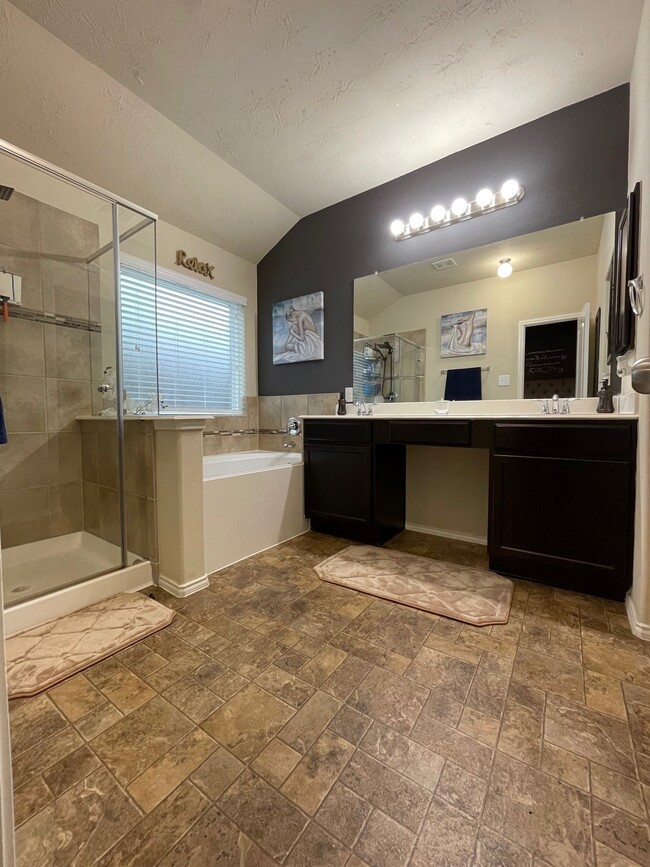 Master Bathroom - 1939 Manor Dr