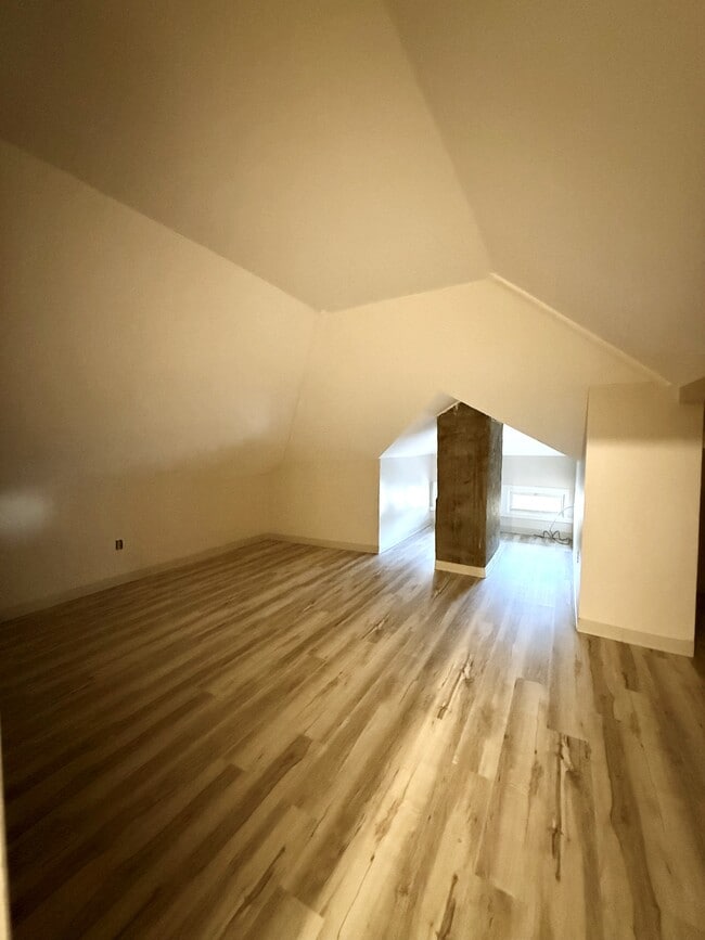 Building Photo - 541 Grafton Ave