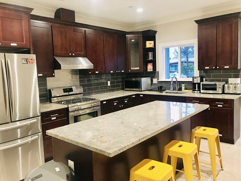 Building Photo - 651 BERNAL AVE