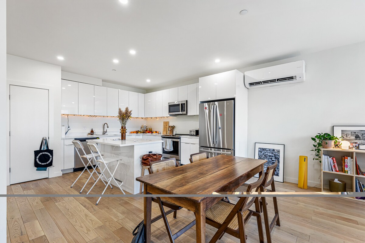 Building Photo - 123 Friendship St