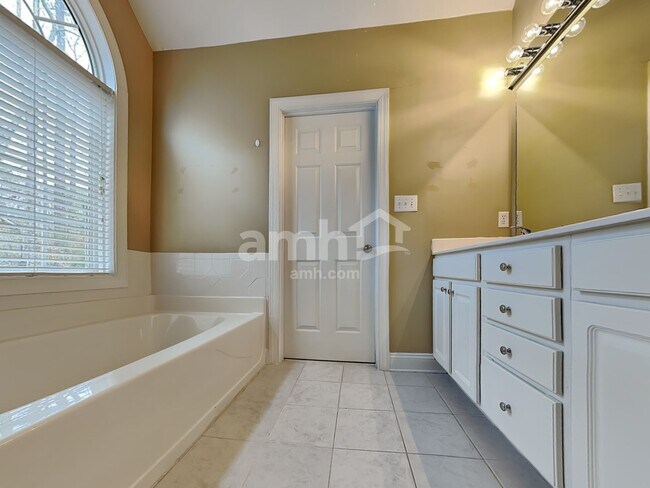 Building Photo - 347 Mockingbird Ln