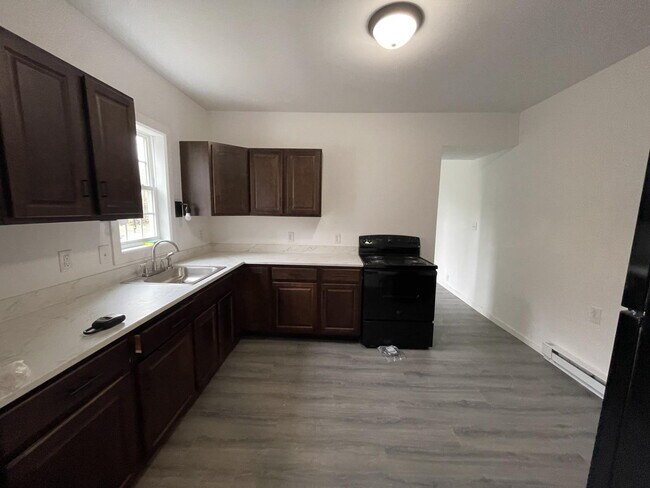 Building Photo - 252 River Rd