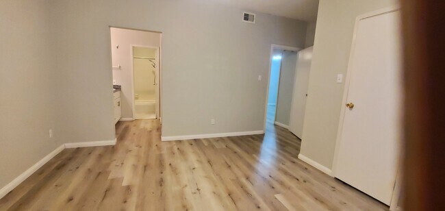 Building Photo - 9707 Richmond Ave.