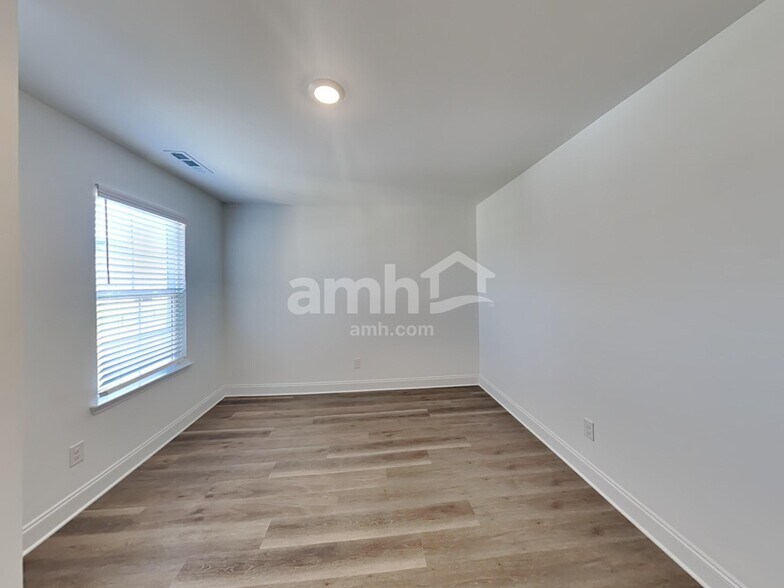 Building Photo - 300 Sawyer Jackson Dr