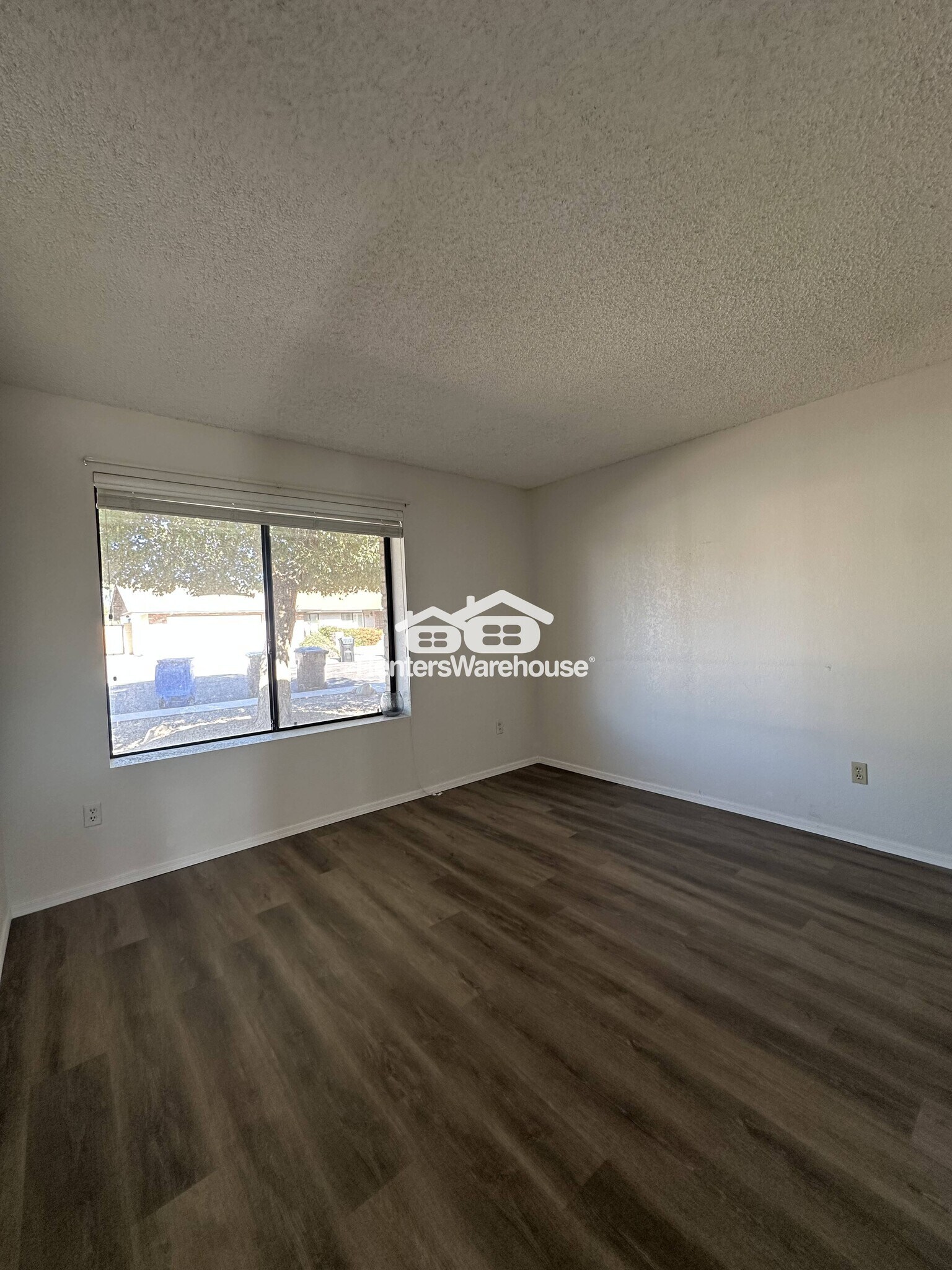 Building Photo - 1011 E Renee Dr