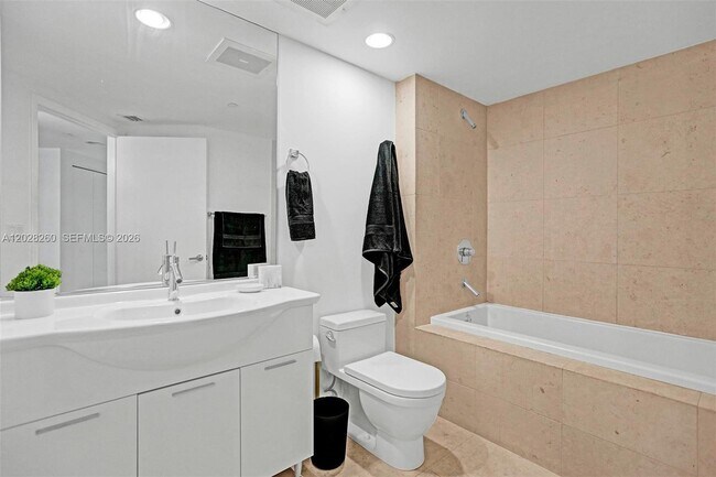 Building Photo - 475 Brickell Ave