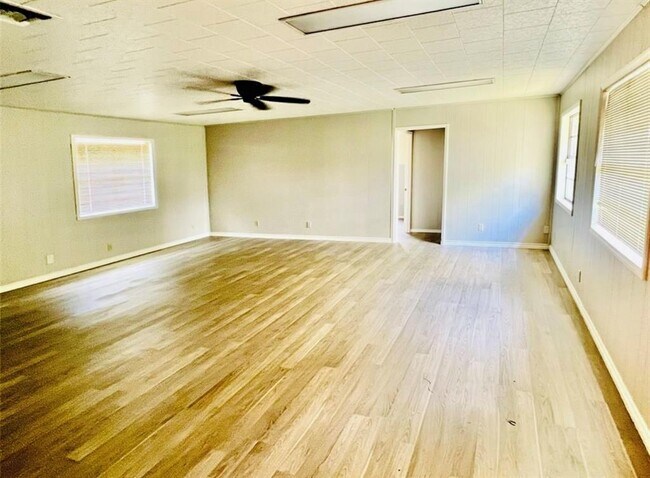 Building Photo - 235 Bradford Dr