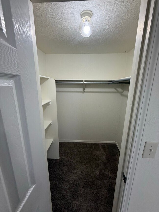 Building Photo - 6840 Delmonico Dr