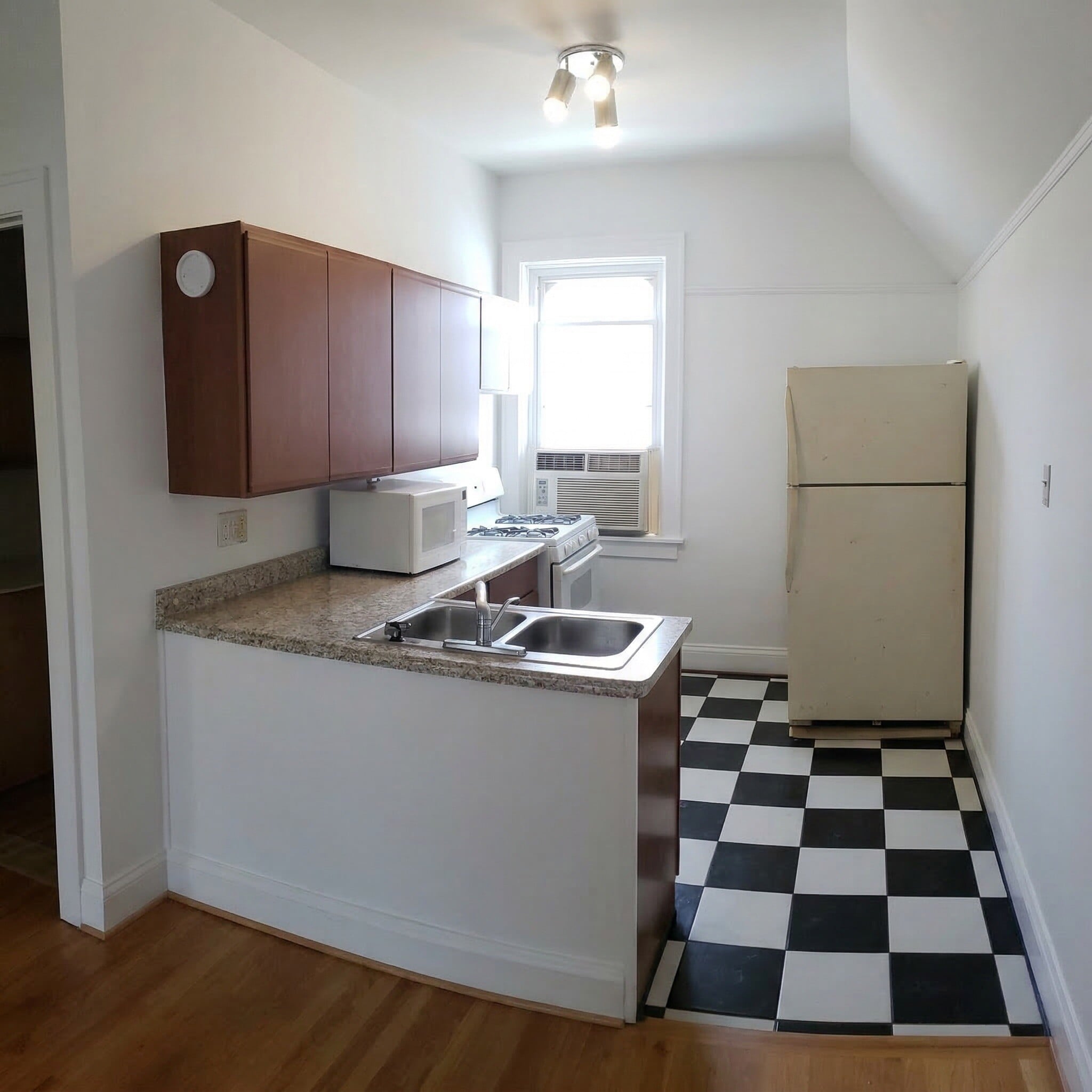 Building Photo - 707 E Brady St