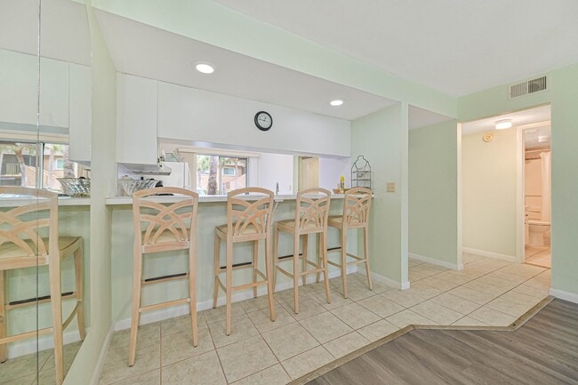 Building Photo - Beautiful Condo in South Naples