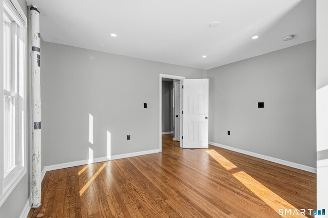 Building Photo - 33 Maple St