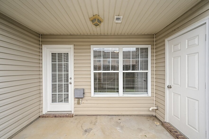 Building Photo - 8043 Logan Dr