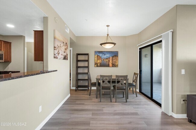 Building Photo - 2550 E River Rd