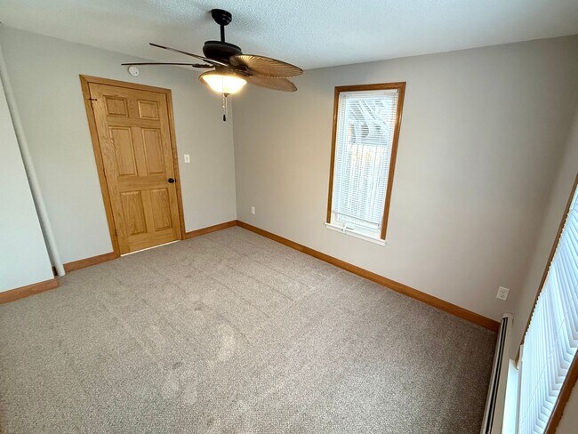 Building Photo - 916 1st St SE