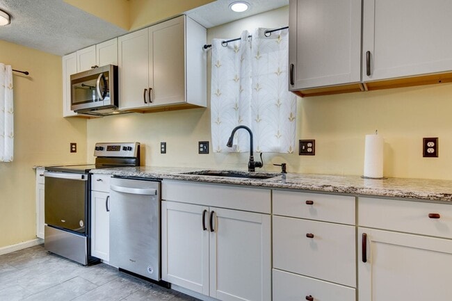 Building Photo - Charming and Spacious Home!