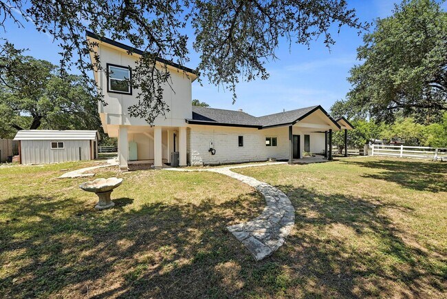 Building Photo - Lots of Space in Spicewood