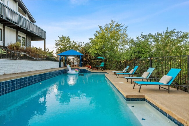 Building Photo - 5048 Bluff Pl