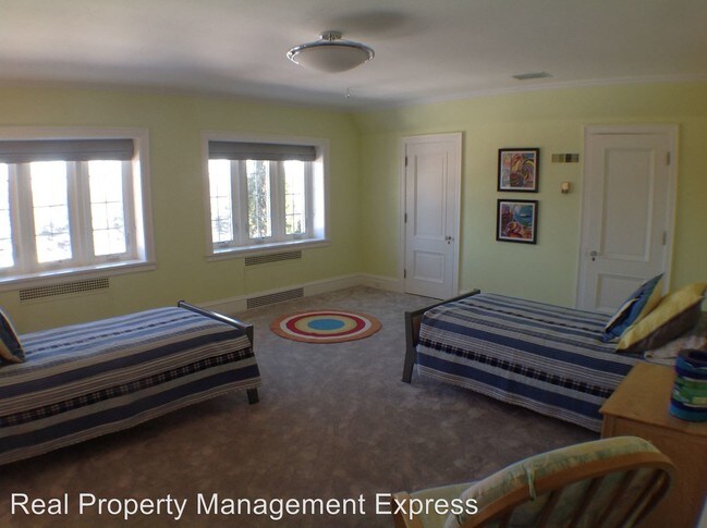 Building Photo - 1 W Penmarch Pl