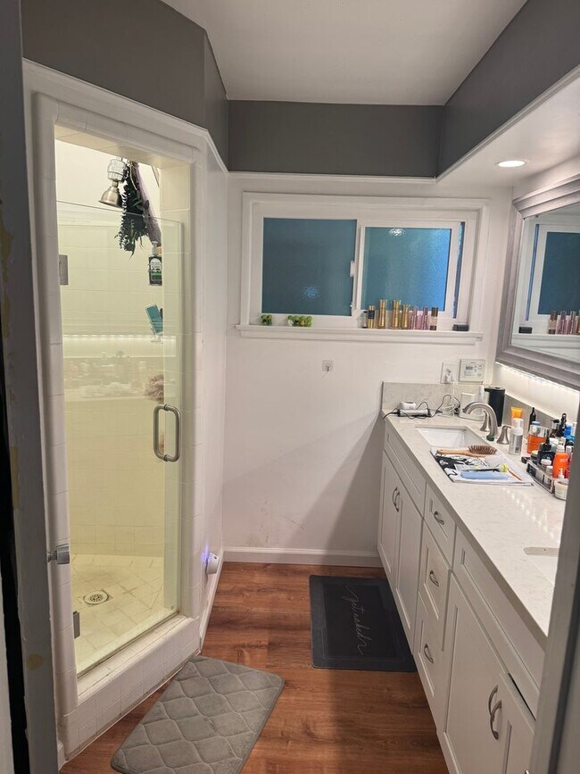 Building Photo - Spacious 3BR House in Woodland Hills