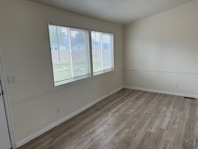 Building Photo - Cute double wide in Pleasant Valley