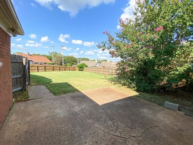 Building Photo - 3 bed, 2 bath home with wonderful curb appeal near N. Germantown Pkwy / $250 Gift card if move in...