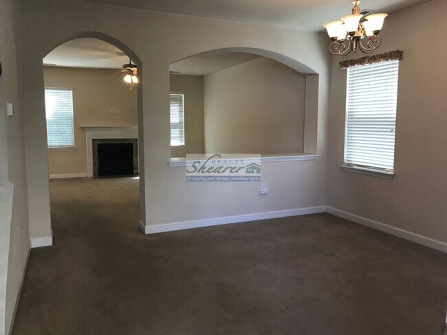 Building Photo - Canterfield in Harrisburg - Great 4 Bed, 2...